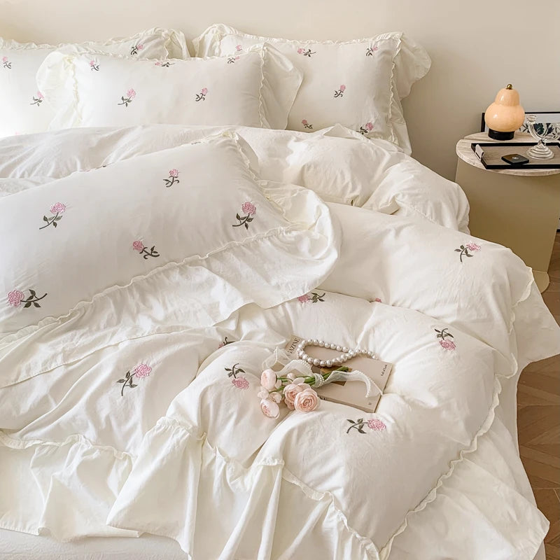 Housse De Couette Blanche Brodée De Roses taie