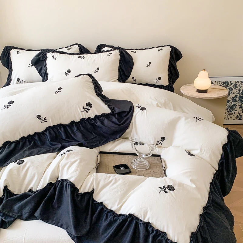 Housse De Couette Blanche Et Noire Brodée De Roses zoom