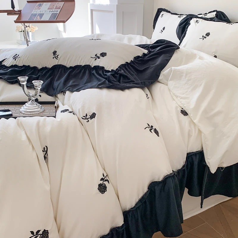 Housse De Couette Blanche Et Noire Brodée De Roses tombée