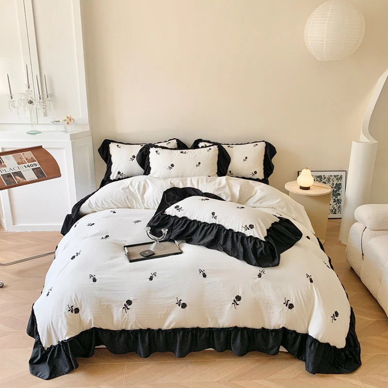 Housse De Couette Blanche Et Noire Brodée De Roses