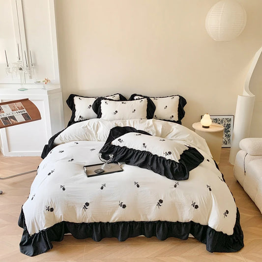 Housse De Couette Blanche Et Noire Brodée De Roses